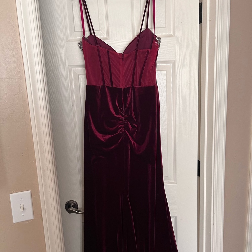 Elegant Burgundy Off-Shoulder Dress - Picture 4 of 10